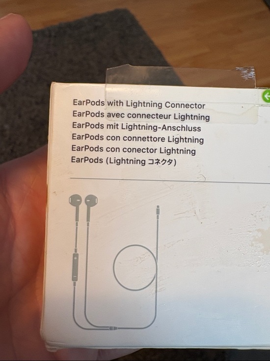 Apple White EarPods with Lightning Connector - Picture 3 of 4